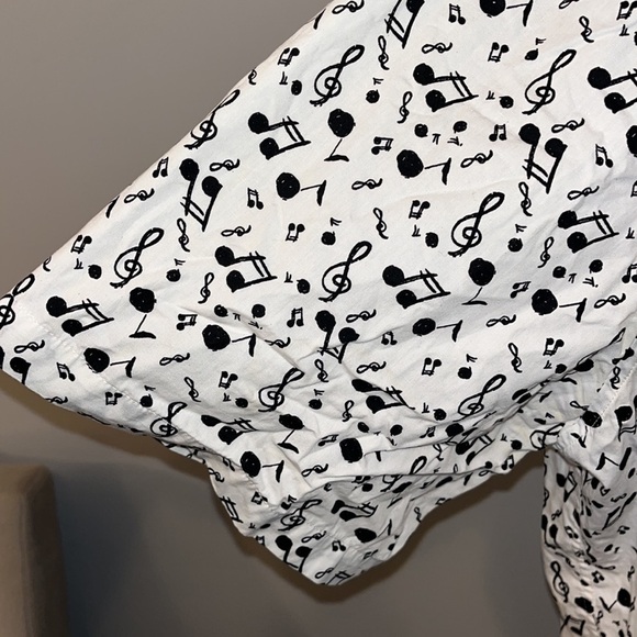 Rock Roll n Soul
S/S MUSIC ON MY MIND short sleeve button down. - Picture 4 of 7